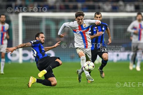 Barcelona Hakan Calhanoglu Inter Henrikh Mkhitaryan Giuseppe Meazza match between Inter 1-0 Barcelona Milano, Italy 
